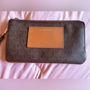 Michael Kors 💞 XL monogram wristlet